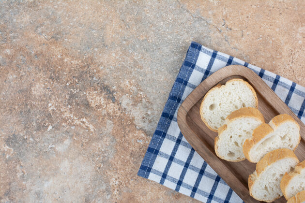 面包皮用桌布把面包片放在木盘上美味法式面包桌布