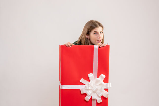 看法年轻的女性躲在白色的礼物盒里盒子年轻的女性购物