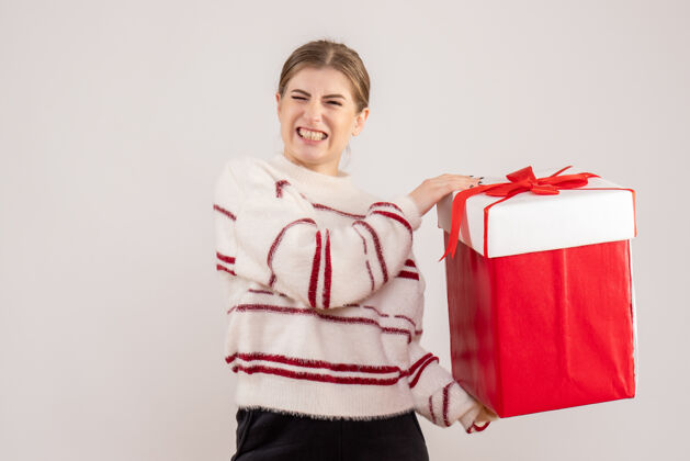 圣诞节年轻的女性拿着礼物在白色的盒子里看法购物盒子
