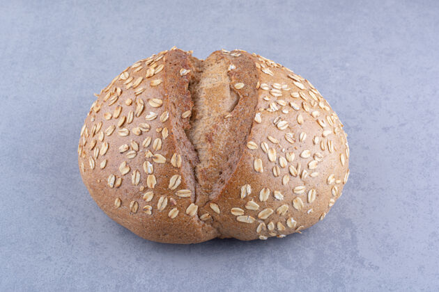 面团在大理石表面上覆盖着薄片的面包薄片面包外套