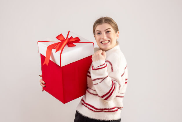 看法年轻的女性拿着礼物在白色的盒子里圣诞举行情感
