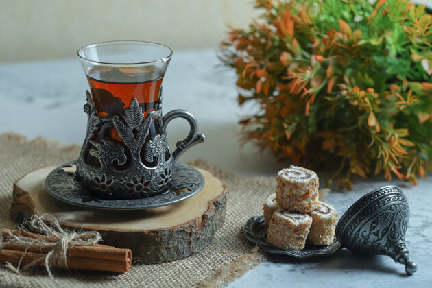 喜悦美味的甜点和一杯茶放在石头表面美味美食美味