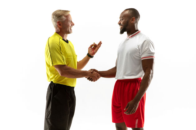 足球裁判用手势向足球或足球运动员指路男性问运动员