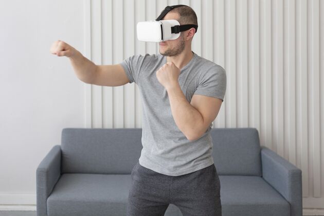玩家戴着虚拟现实护目镜玩电子游戏的年轻人享受游戏技术