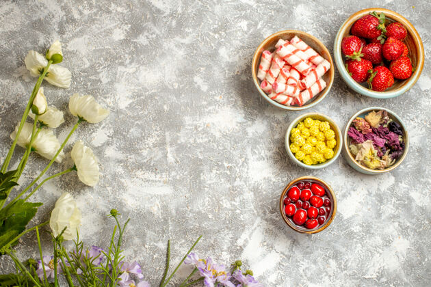 饮食顶视图新鲜的红色草莓和糖果的白色表面浆果糖果水果用餐食物浆果