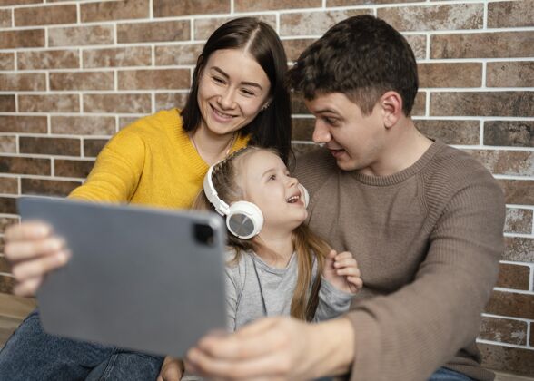 视频通话中景幸福家庭平板电脑童年女人视频会议