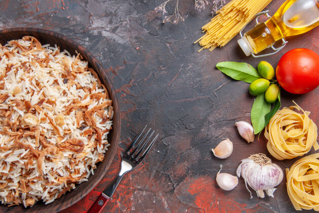 大蒜顶视图熟米饭面片上的深色面用餐照片菜式食物深色料理烹饪洋葱