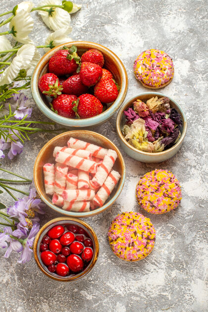 成熟顶视图新鲜草莓配上糖果和饼干 表面薄薄饼干水果甜食品观点农产品