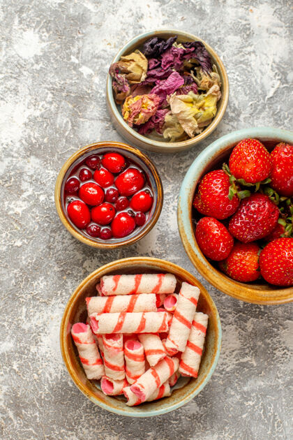 饮食顶视图新鲜的红色草莓与糖果的白色表面浆果红色糖果多汁草莓新鲜