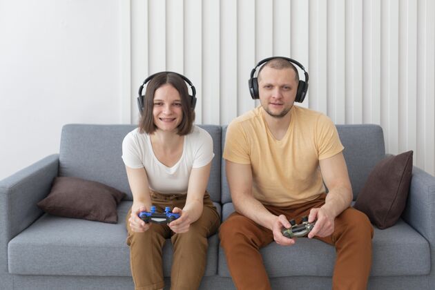 操纵杆男朋友和女朋友玩电子游戏技术虚拟数字