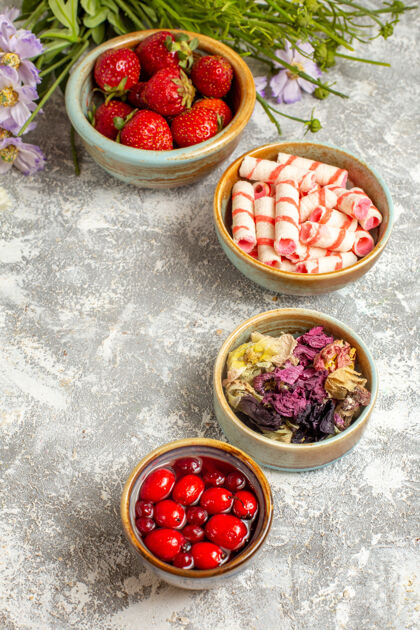 浆果半顶视图新鲜的红色草莓与白色表面上的花朵浆果红色糖果食品醋栗草莓