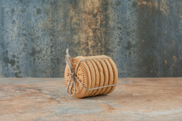 饼干甜甜的圆形饼干在大理石背景绳饼干糕点面包房
