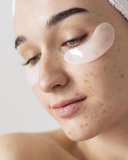 油性皮肤特写戴眼罩的女人垂直保健治疗