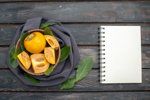 食物木桌上观新鲜甜甜的柿子 果香醇厚健康笔记笔记本金橘