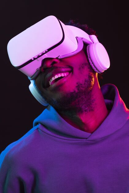 虚拟现实耳机戴着vr眼镜的非洲裔美国青年肖像年轻人虚拟现实眼镜男性