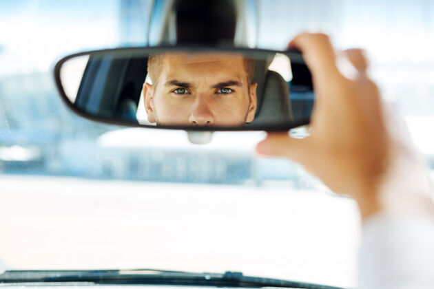 休闲在车里后视镜的特写镜头 一个聪明熟练的司机看着它工作服务流动性