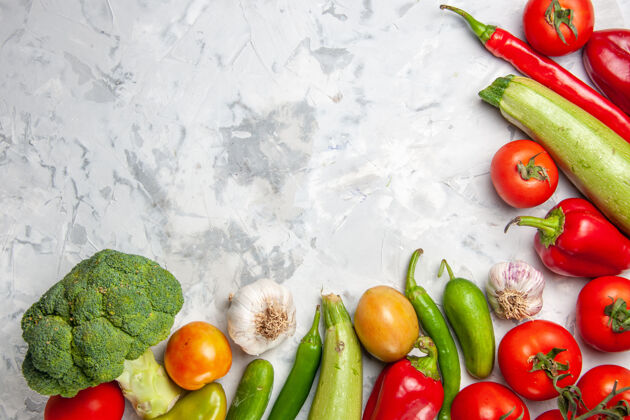 生菜顶视图新鲜绿西兰花配蔬菜上白桌沙拉成熟健康饮食辣椒背景胡椒