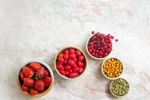 健康顶视图新鲜的红色草莓和其他水果放在白色地板上的水果浆果食品浆果顶部