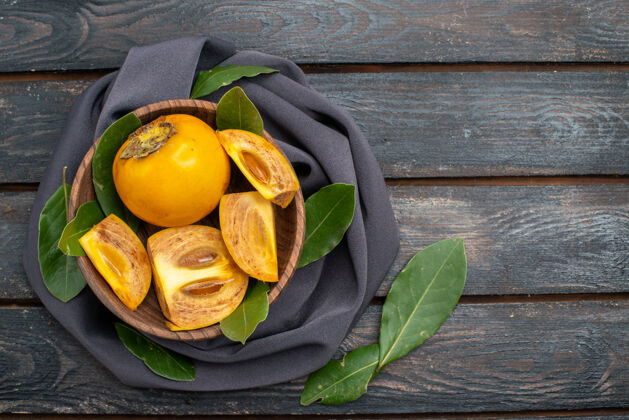 多汁顶视图新鲜甜甜的柿子放在木桌上 果香醇厚健康木材顶部金橘