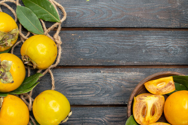 味道顶视图新鲜甜甜的柿子放在木质质朴的桌子上 成熟的水果味道木材顶部乡村