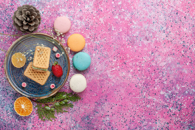 食物粉色表面有华夫饼的美味法国马卡龙俯视图糖闪亮饼干
