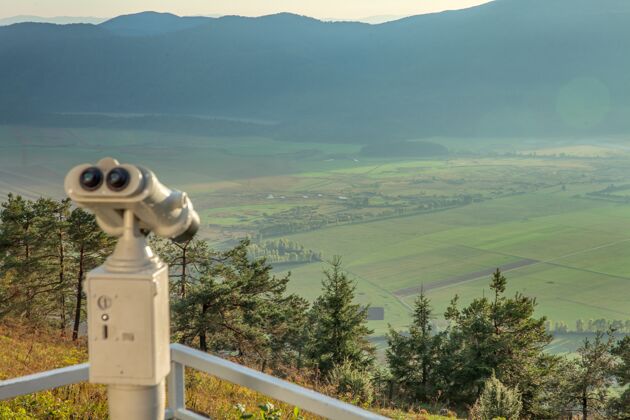 山脉斯里夫尼卡山观景台上的观景望远镜俯瞰着一个山谷山峰设备目的地