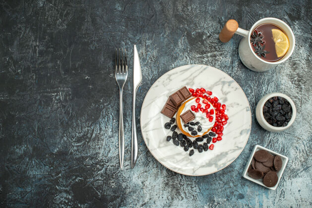 派顶视图美味的奶油蛋糕和一杯茶在浅色背景杯子午餐桌子