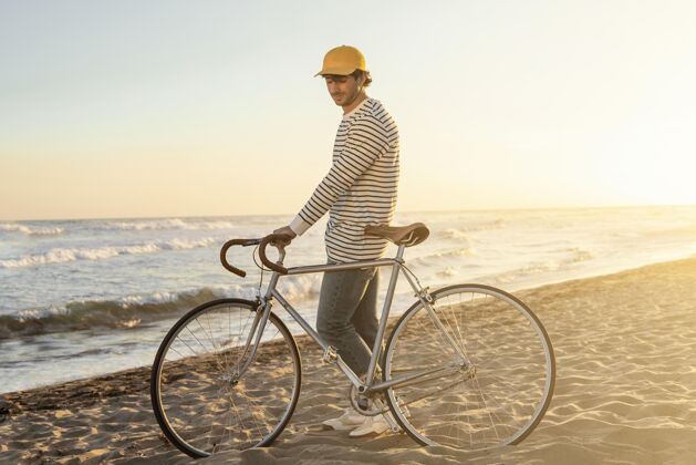 年轻在海边骑自行车的人放松自行车水平