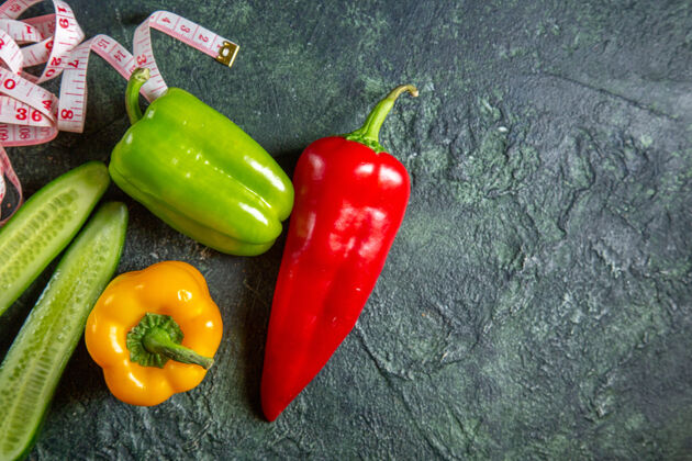 饮食在自由空间的混合颜色表面上近距离观看新鲜有机蔬菜胡椒配料封闭