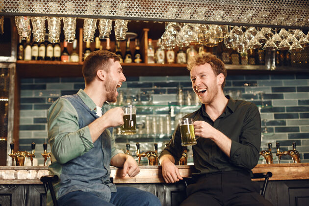 酒吧酒吧里的男人喝啤酒的男人喝啤酒的男人交流男人男倒酒