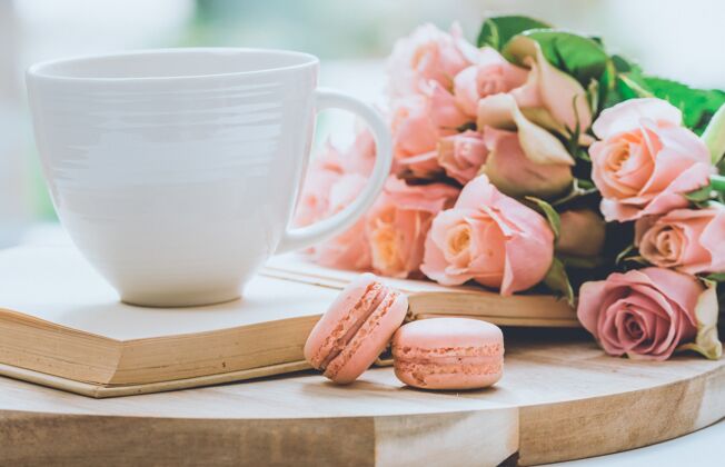 浪漫一束粉红色的玫瑰放在木板上 上面放着一个玻璃杯和杏仁饼干情人节花朵自然