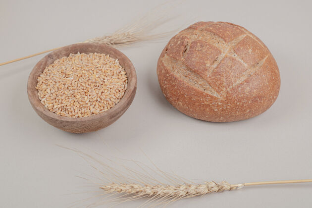 烘焙美味的面包 白色表面有燕麦粒脆面包房营养