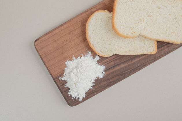 糕点把白面面包片放在木板上面包硬皮烘焙