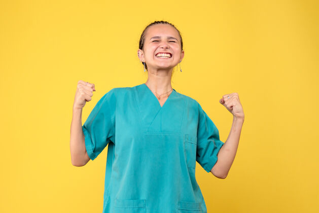 微笑前视女医生身着医疗衫欢呼雀跃 健康医护人员倾诉护士医院色彩感慨颜色医院成人