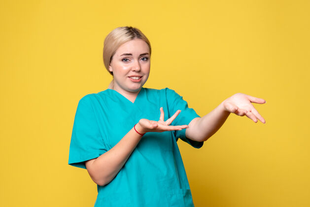 黄色前视图穿着医用衬衫的女医生 医护人员 护士医学护士微笑
