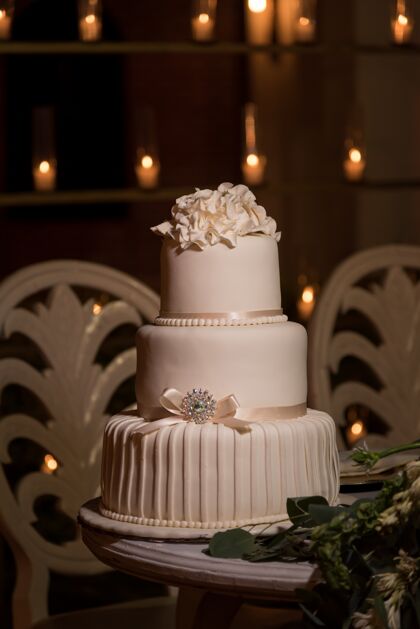 甜点三层白色芳丹特婚礼蛋糕 上面有奶油花聚会浪漫奶油