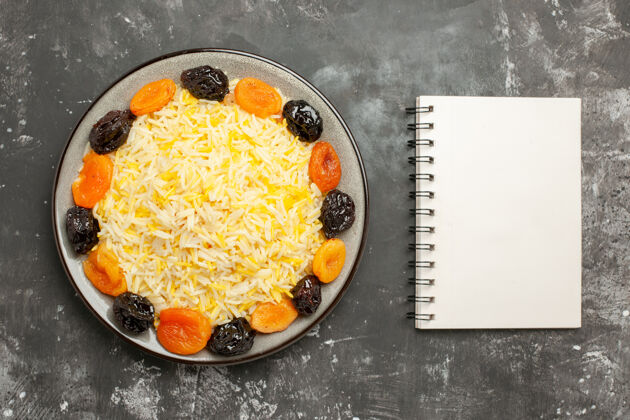 盘子顶部特写查看大米和干果在盘子笔记本食物餐厅水果