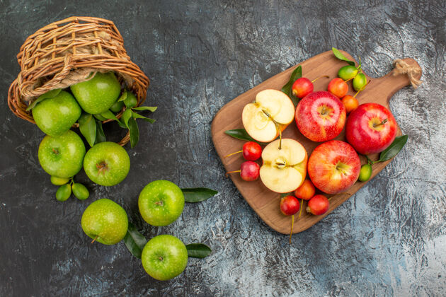 篮子顶部特写查看苹果绿色苹果与树叶板与红苹果樱桃篮子可食用水果饮食水果