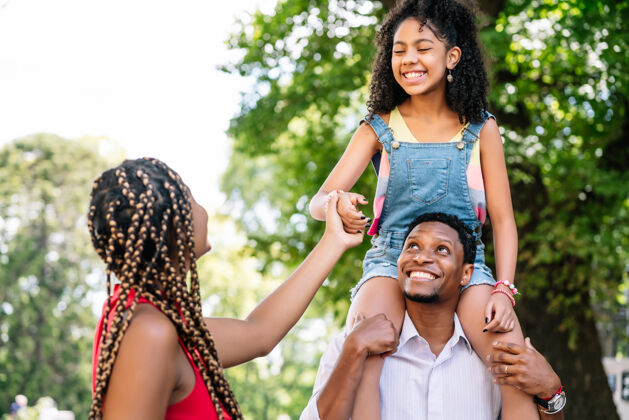 公园一个非裔美国家庭在街上散步时 一起玩得很开心 度过了美好的时光微笑女人女儿