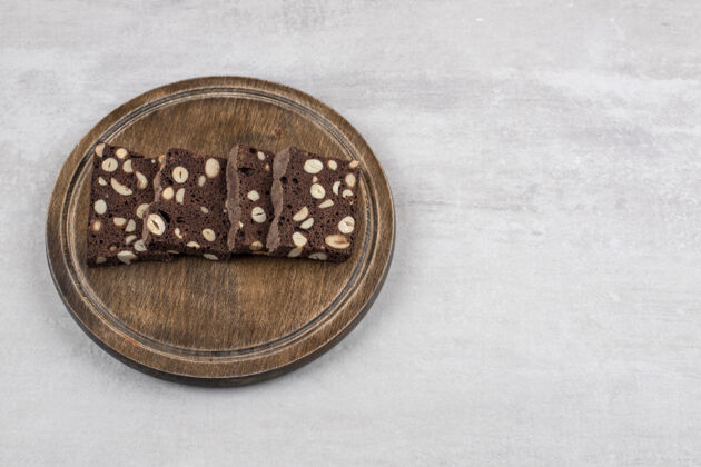 烘焙自制巧克力布朗尼放在木盘上 放在大理石桌上饼干甜点零食