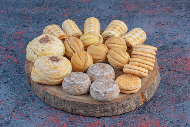 美味抽象桌上木板上的美味糕点组合小吃糖饼干