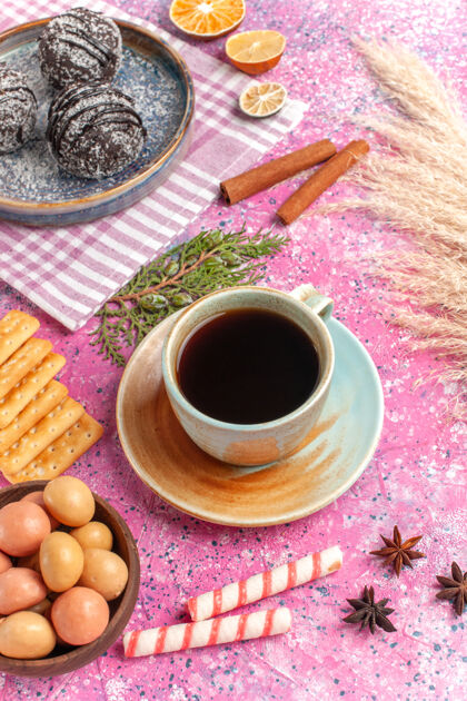饼干俯瞰美味的巧克力蛋糕和一杯粉红色的茶茶桌子美味