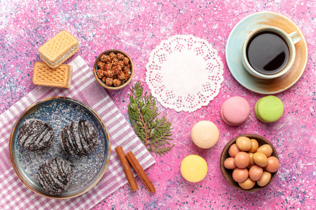 派俯瞰美味的巧克力蛋糕和一杯茶和一个粉红色的马卡龙蛋糕美味饼干
