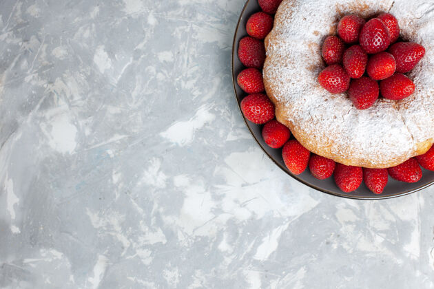 传统顶视图草莓蛋糕与新鲜草莓和糖粉白色配料新鲜烹饪
