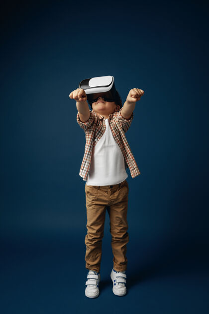 设备小女孩用虚拟现实耳机眼镜跳起来现实人设备