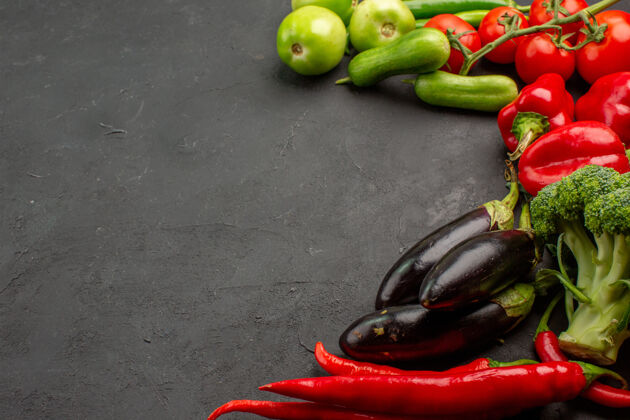 辣椒前视图新鲜蔬菜成熟组成深色餐桌颜色成熟沙拉新鲜配料成分健康