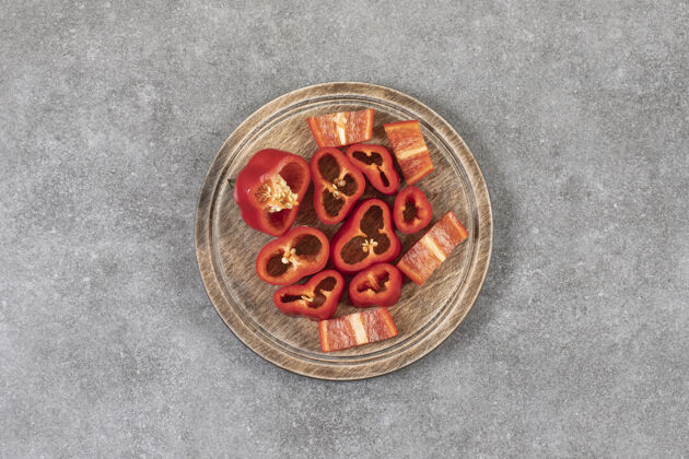 晚餐在大理石表面放一盘新鲜的红椒片健康烹饪辣椒