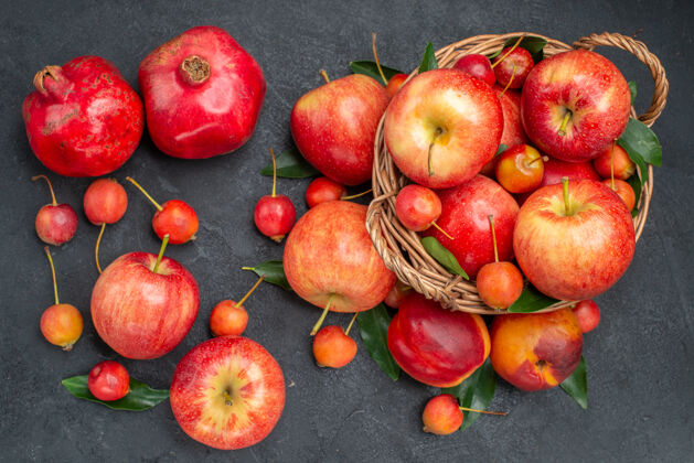可食用水果从远处俯瞰水果苹果樱桃在篮子里油桃石榴樱桃新鲜健康