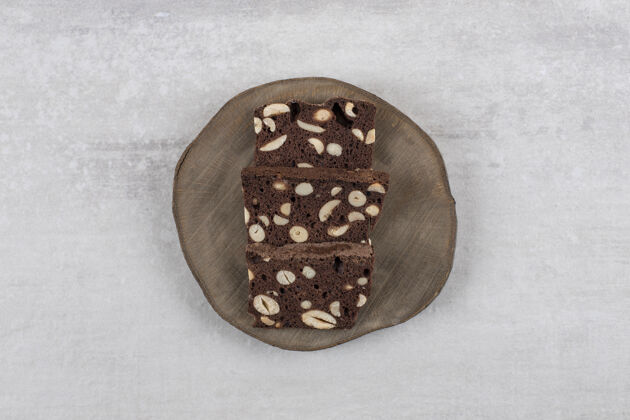 饼干自制巧克力布朗尼放在木板上 放在大理石桌上板烘焙坚果