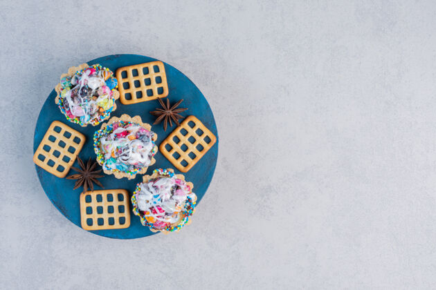 纸杯蛋糕八角 饼干和糖果蛋糕放在大理石桌上的一块板上美味糕点美味